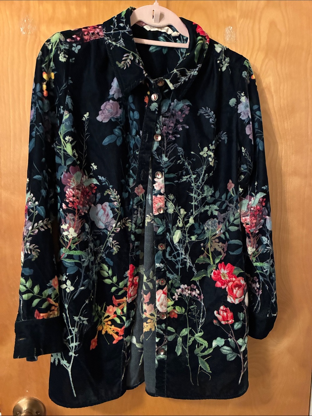 Soft surrounding floral Velvet Button-Front Top - Black/Multi M